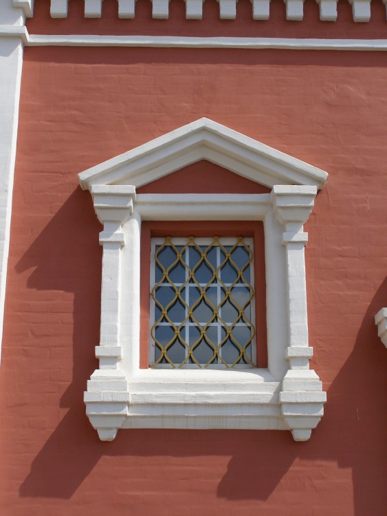 Батайск. Церковь Вознесения Господня (новая). архитектурные детали, Окно западного фасада (слева от входа в храм)