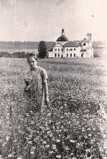 Церковь Преображения Господня, Из архива Марии Шороховой (Беляевой): "Это я, Беляева Мария из Суворово, шла с Мясниково по тропинке на ферму на дневную дойку." (фото из группы "Шалга. Хроники исчезнувшего края": https://vk.com/shalgi_net )<br>, Шалгободуновский погост, Кирилловский район, Вологодская область