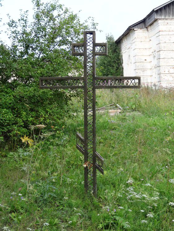 Талицы. Церковь Троицы Живоначальной. дополнительная информация, Поклонный крест перед двумя церквями