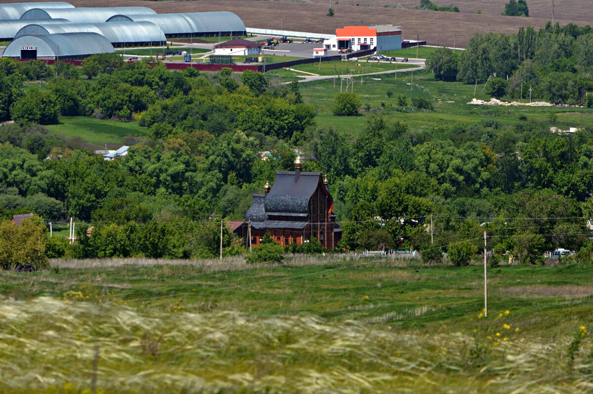 Церковь Николая Чудотворца, Архангельское (Хохольский район, Воронежская область). общий вид в ландшафте, Вид на храм с возвышенности