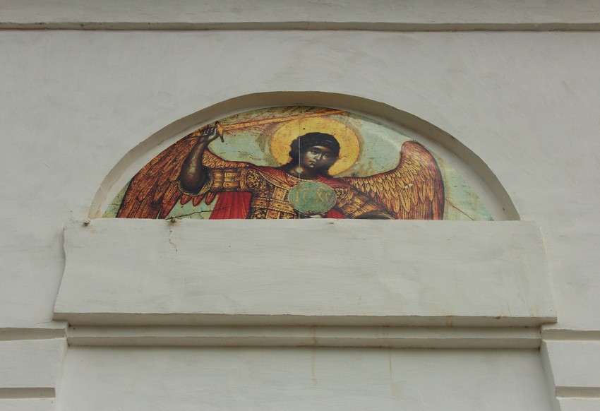 Шигоны. Церковь Михаила Архангела. архитектурные детали, Образ Михаила Архангела в нише южного фасада