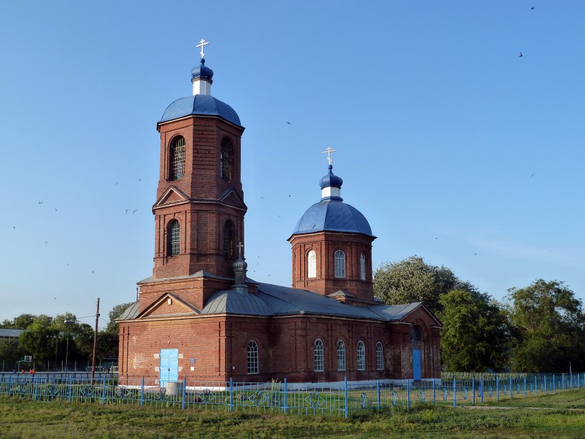 Сухая Вязовка. Церковь Димитрия Солунского. общий вид в ландшафте