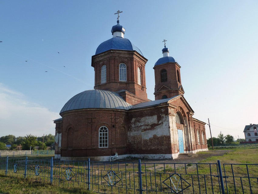 Сухая Вязовка. Церковь Димитрия Солунского. общий вид в ландшафте