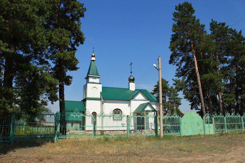 Кузькино. Церковь Космы и Дамиана. общий вид в ландшафте