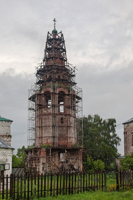 Сербилово. Спасо-Кукоцкий монастырь. Колокольня. общий вид в ландшафте