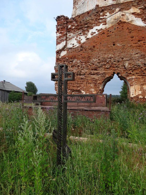 Петровское (Петропавловский Талицкий погост). Церковь Петра и Павла. дополнительная информация, Поклонный крест возле храма