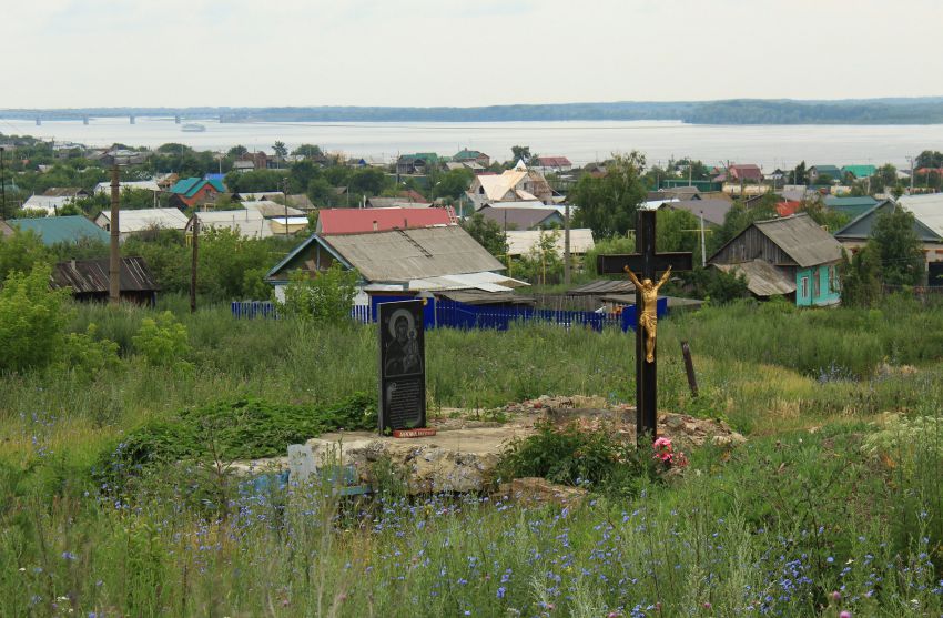 Октябрьск. Старо-Костычёвский Смоленский женский монастырь. общий вид в ландшафте, Поклонный крест над гробницей старца Пантелеимона на фоне Октябрьска, Волги и Александровского моста