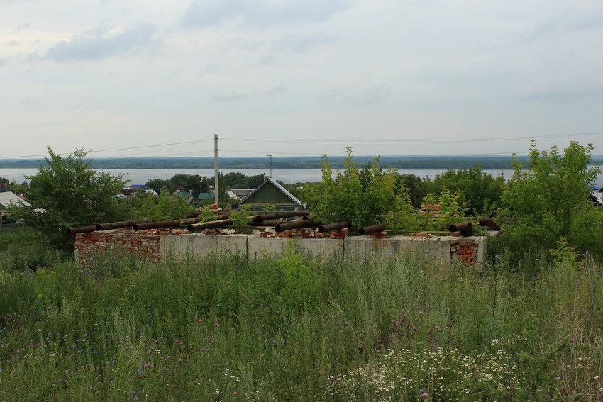 Октябрьск. Старо-Костычёвский Смоленский женский монастырь. общий вид в ландшафте, Цоколь недостроенной церкви