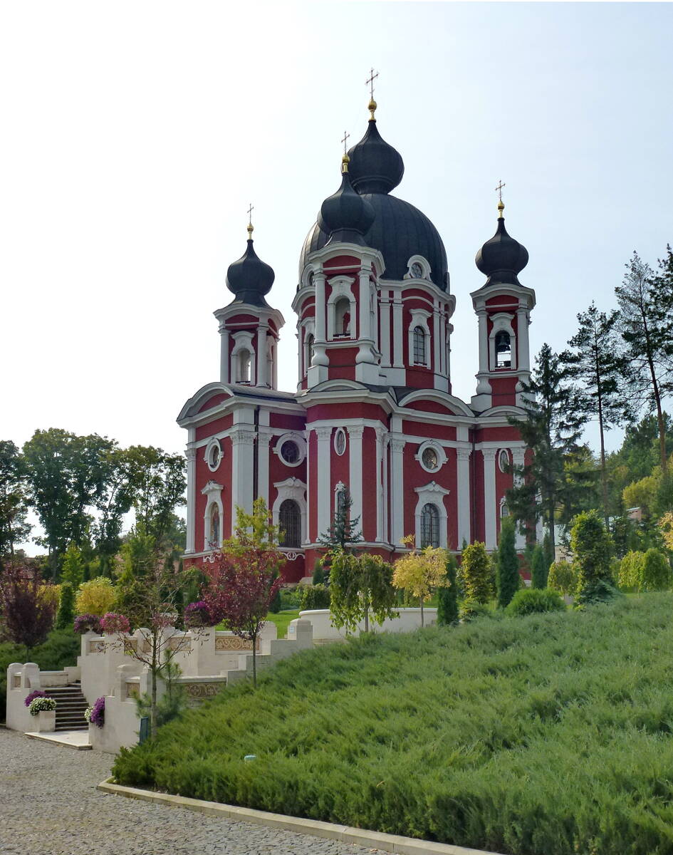 Рождества Пресвятой Богородицы Курковский мужской монастырь. Собор Рождества Пресвятой Богородицы, Курки (Оргеевский район, Молдова). фасады