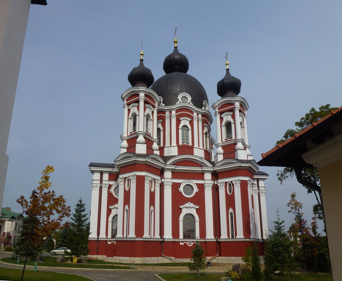 Рождества Пресвятой Богородицы Курковский мужской монастырь. Собор Рождества Пресвятой Богородицы, Курки (Оргеевский район, Молдова). фасады