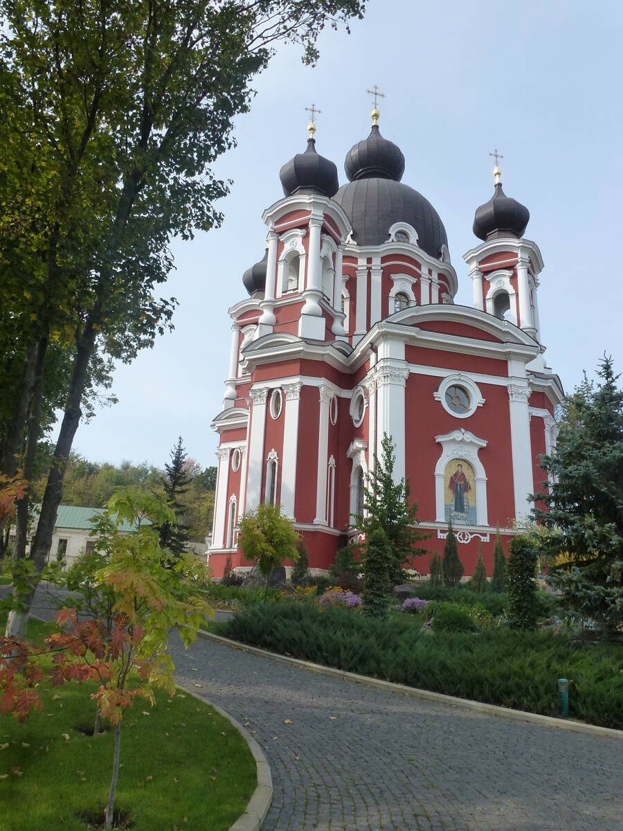 Рождества Пресвятой Богородицы Курковский мужской монастырь. Собор Рождества Пресвятой Богородицы, Курки (Оргеевский район, Молдова). фасады