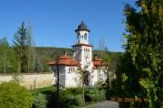 Курки. Рождества Пресвятой Богородицы Курковский мужской монастырь. Надвратная колокольня над Святыми вратами