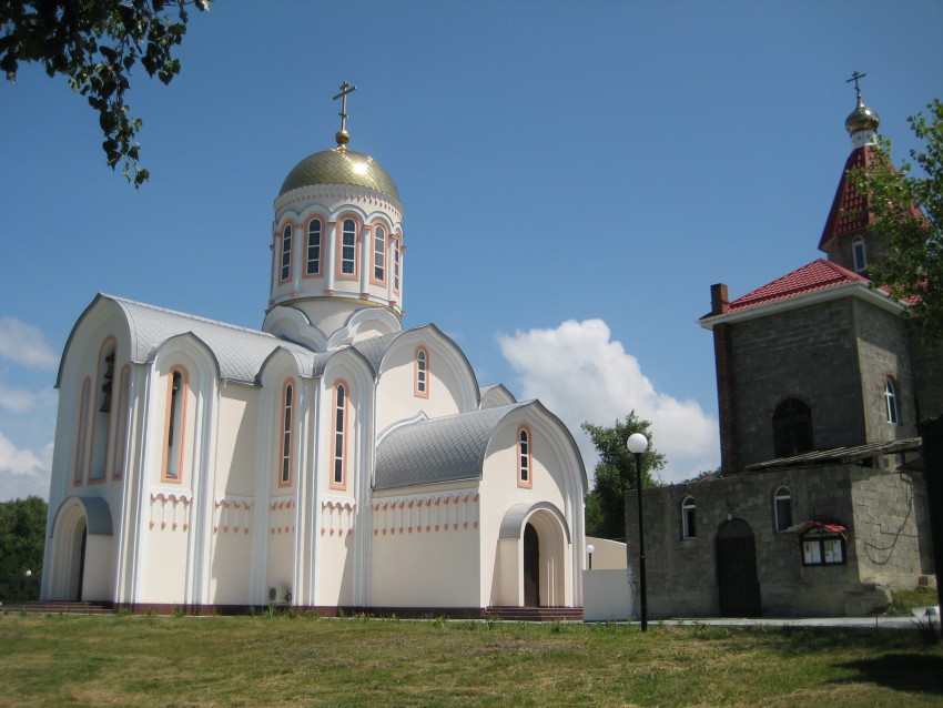 Варваровка. Церковь Варвары великомученицы (новая). фасады