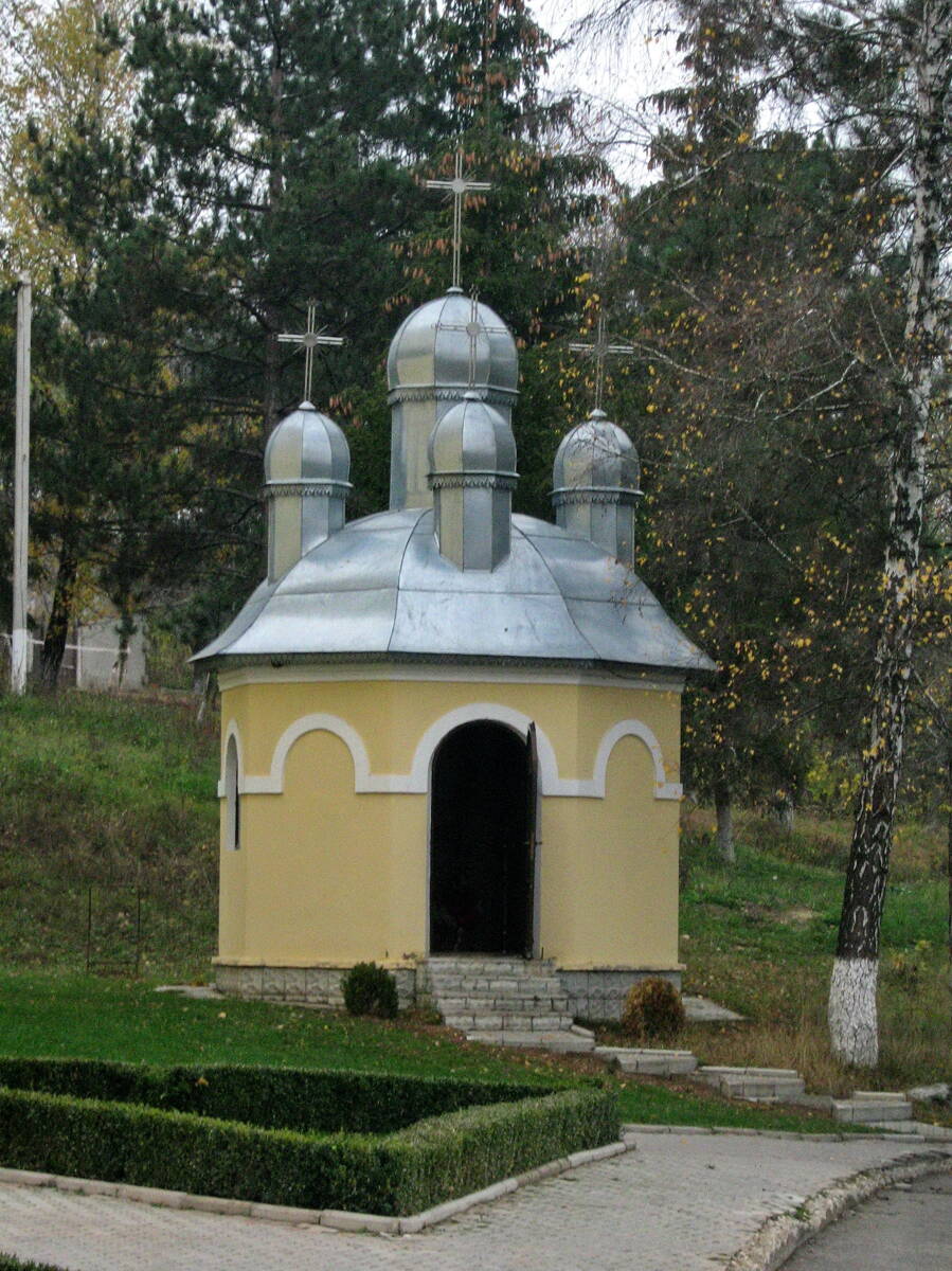 Параскевиевский монастырь. Часовня Зосимы и Савватия Соловецких, Бурсук (Хынку) (Ниспоренский район, Молдова). фасады