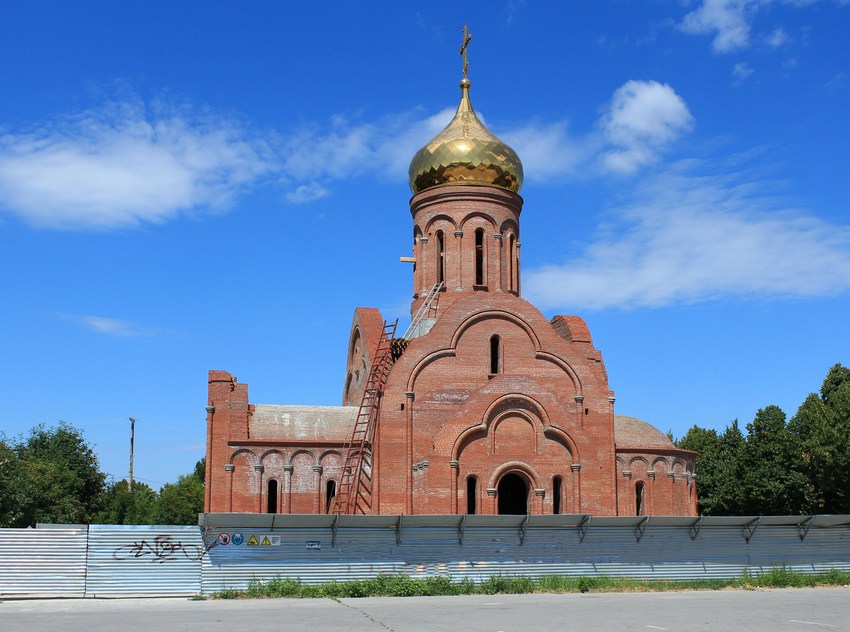 Тольятти. Церковь Петра и Февронии. документальные фотографии
