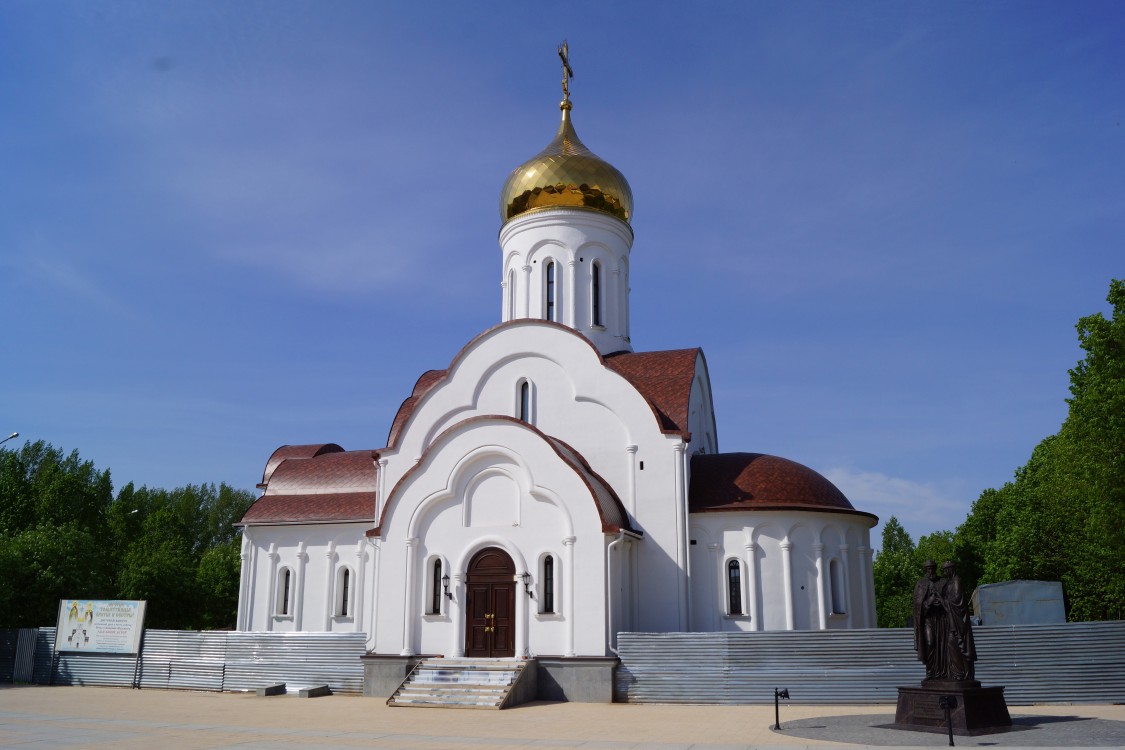 Тольятти. Церковь Петра и Февронии. фасады