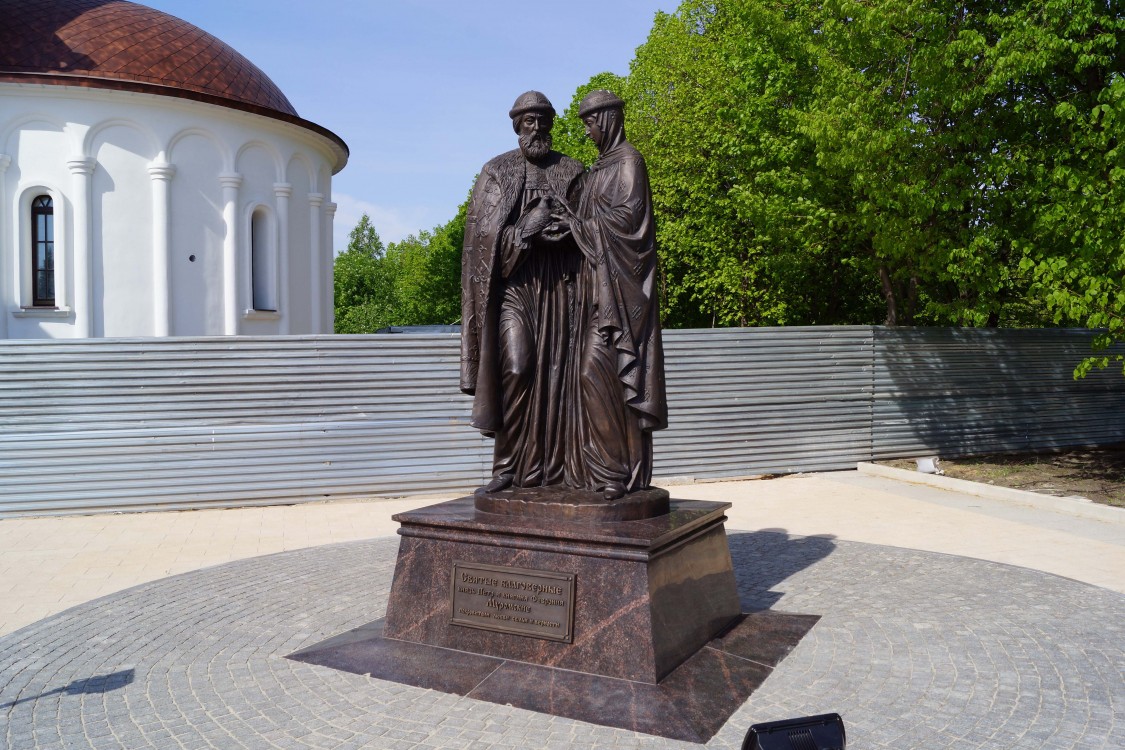 Церковь Петра и Февронии, Тольятти (Тольятти, город, Самарская область). дополнительная информация, Памятник святым благоверным князьям Петру и Февронии возле храма.