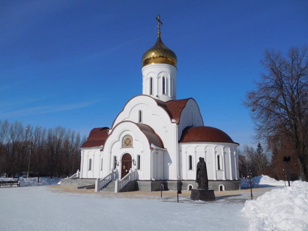 Тольятти. Церковь Петра и Февронии. общий вид в ландшафте