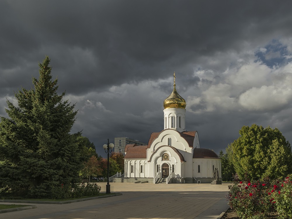 Церковь Петра и Февронии, Тольятти (Тольятти, город, Самарская область). общий вид в ландшафте