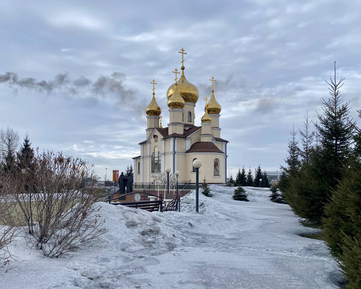 Церковь Сергия Радонежского, Ленинск-Кузнецкий (Ленинск-Кузнецкий район и г. Ленинск-Кузнецкий, Кемеровская область). общий вид в ландшафте, Вид с пр. Кирова