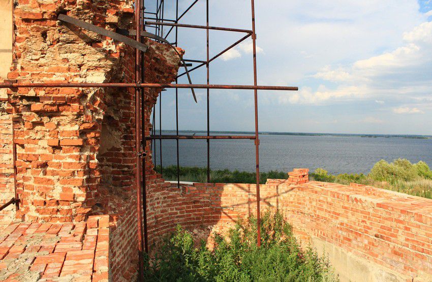 Кашпирский монастырь, урочище. Симеоновский Благовещенский мужской монастырь. Церковь Благовещения Пресвятой Богородицы. архитектурные детали, Восстанавливаемая южная апсида