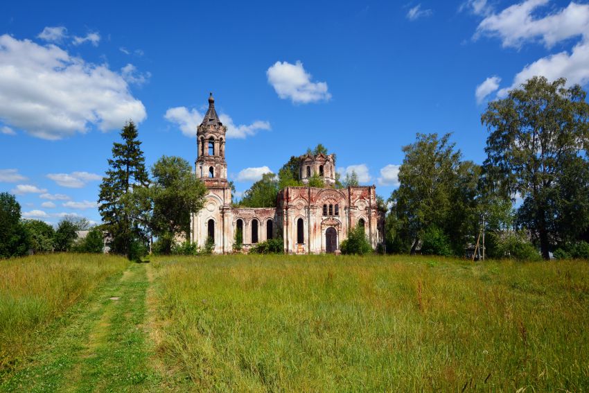 Локотцы. Церковь Михаила Архангела. общий вид в ландшафте, Вид с юго-запада