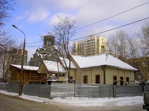 Церковь Новомучеников и исповедников Церкви Русской  в Кучине, Балашиха (Балашихинский городской округ и г. Реутов, Московская область). общий вид в ландшафте, Временный деревянный храм.