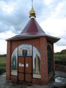 Часовня Царственных страстотерпцев, Большие решетчатые окна по трем сторонам часовни создают внутри естественное освещение<br>, Садгород, Кинель-Черкасский район, Самарская область