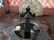 Часовня Царственных страстотерпцев, Святой источник украшен крестом из черного мрамора с изображением царской семьи<br>, Садгород, Кинель-Черкасский район, Самарская область