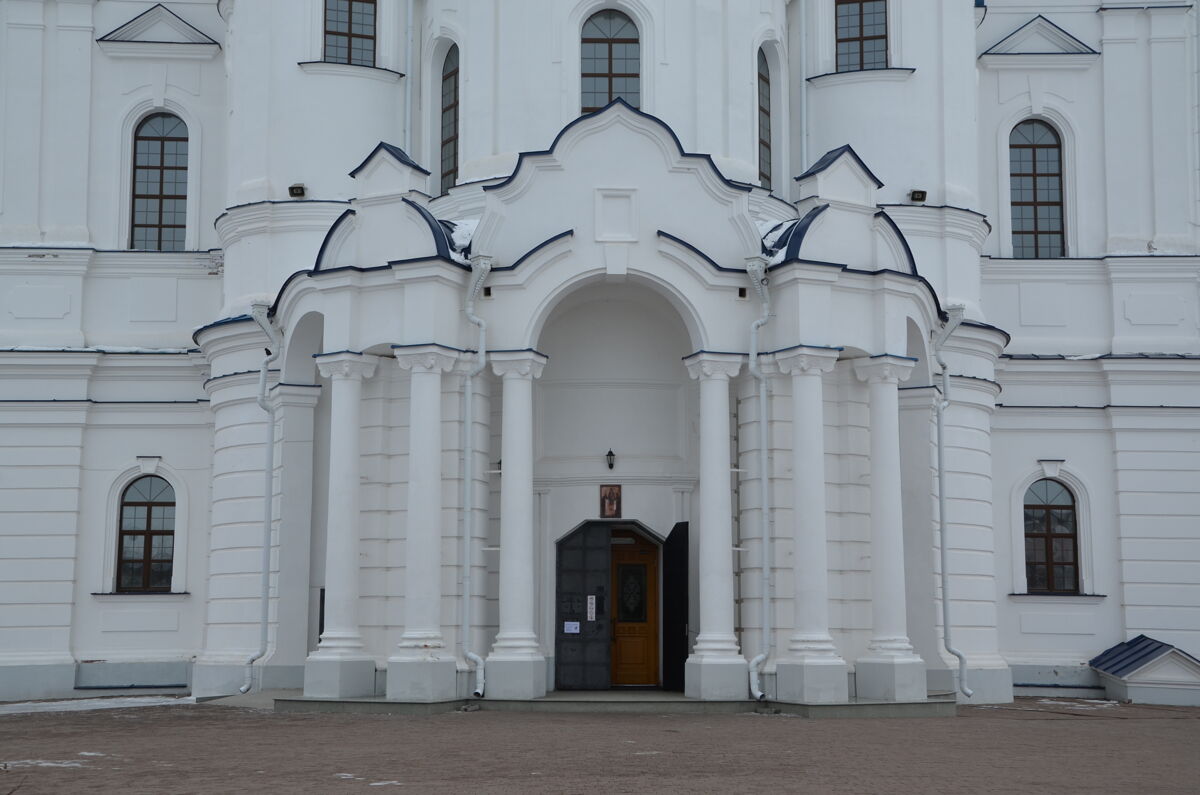 Свенский Успенский монастырь. Собор Успения Пресвятой Богородицы (новый), Супонево (Брянский район, Брянская область). архитектурные детали, Фрагмент западного фасада