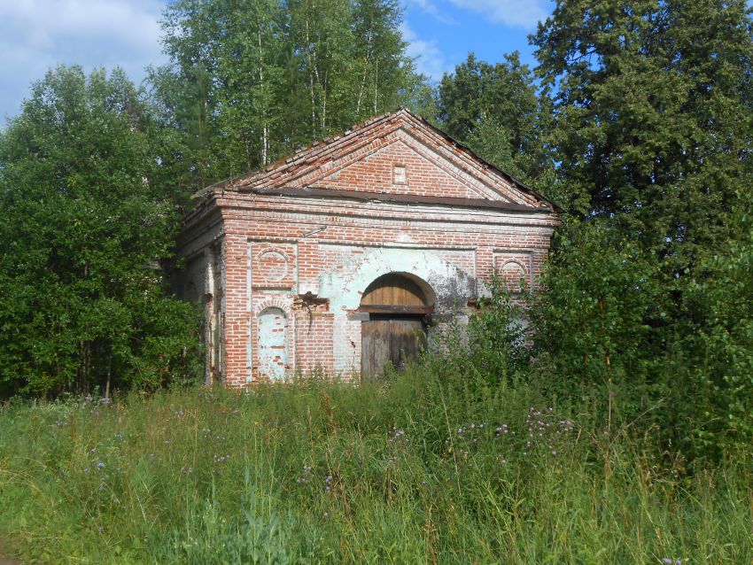 Церковь Воскресения Христова, Ботыли (Ивановское) (Нолинский район, Кировская область). общий вид в ландшафте, Вход 