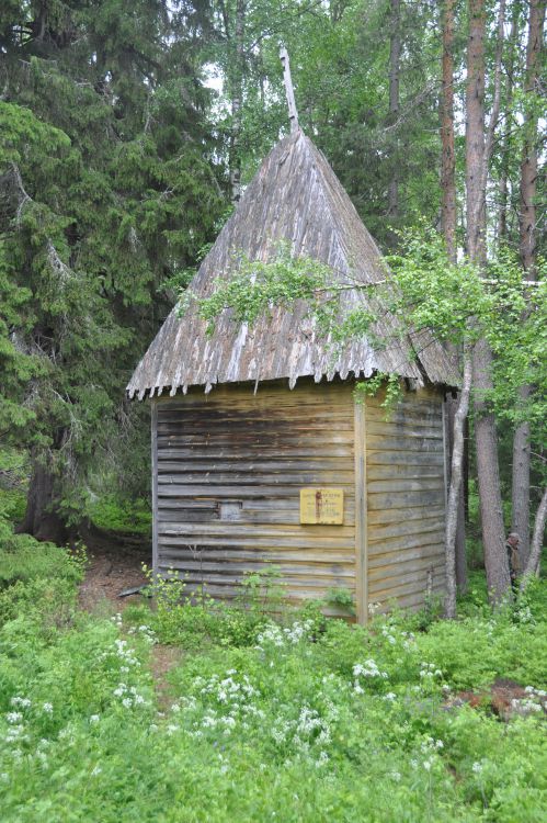 Троица, остров. Муезерский Троицкий монастырь. Часовня Спаса Нерукотворного Образа. общий вид в ландшафте, Вид с юго-востока