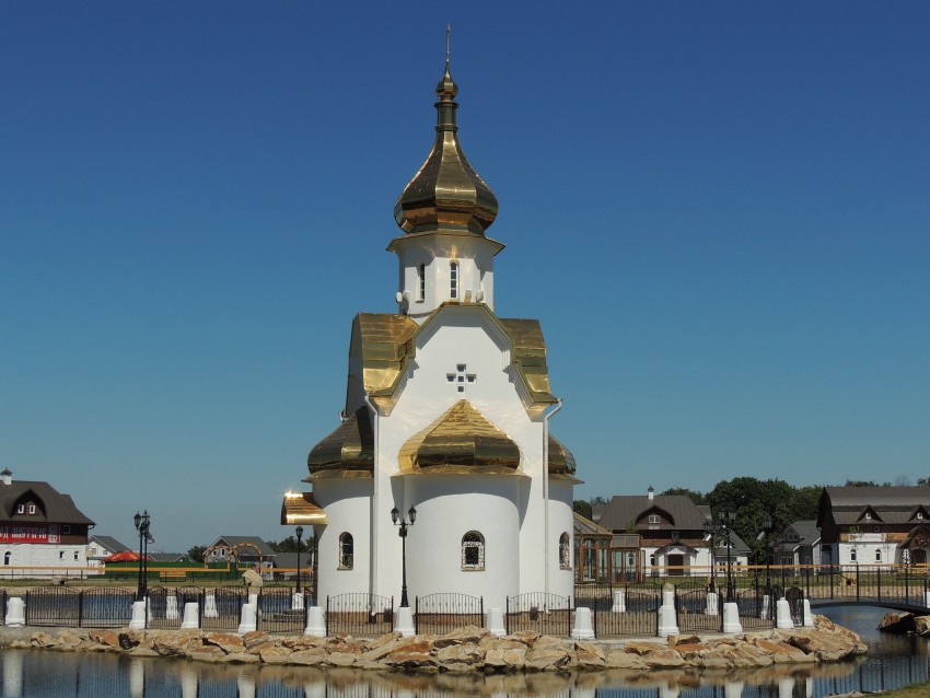 Часовня Трифона мученика, Орлово (Ленинский городской округ, Московская область). общий вид в ландшафте