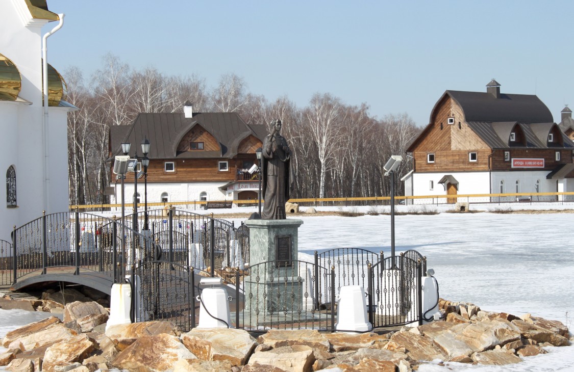 Часовня Трифона мученика, Орлово (Ленинский городской округ, Московская область). дополнительная информация, Памятник Святому Трифону мученику у часовни