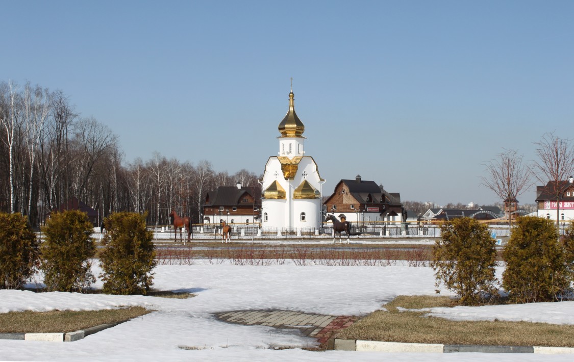 Часовня Трифона мученика, Орлово (Ленинский городской округ, Московская область). общий вид в ландшафте