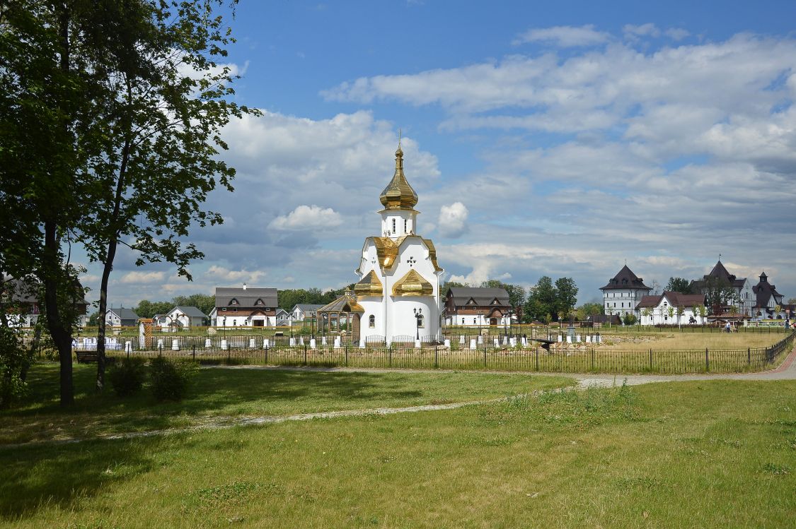 Часовня Трифона мученика, Орлово (Ленинский городской округ, Московская область). общий вид в ландшафте