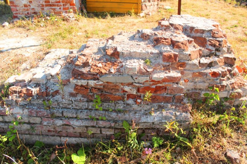 Церковь Казанской иконы Божией Матери, Малыгино, урочище (Сергиево-Посадский городской округ, Московская область). фасады, Сохранившийся фрагмент фундамента северного фасада храма
