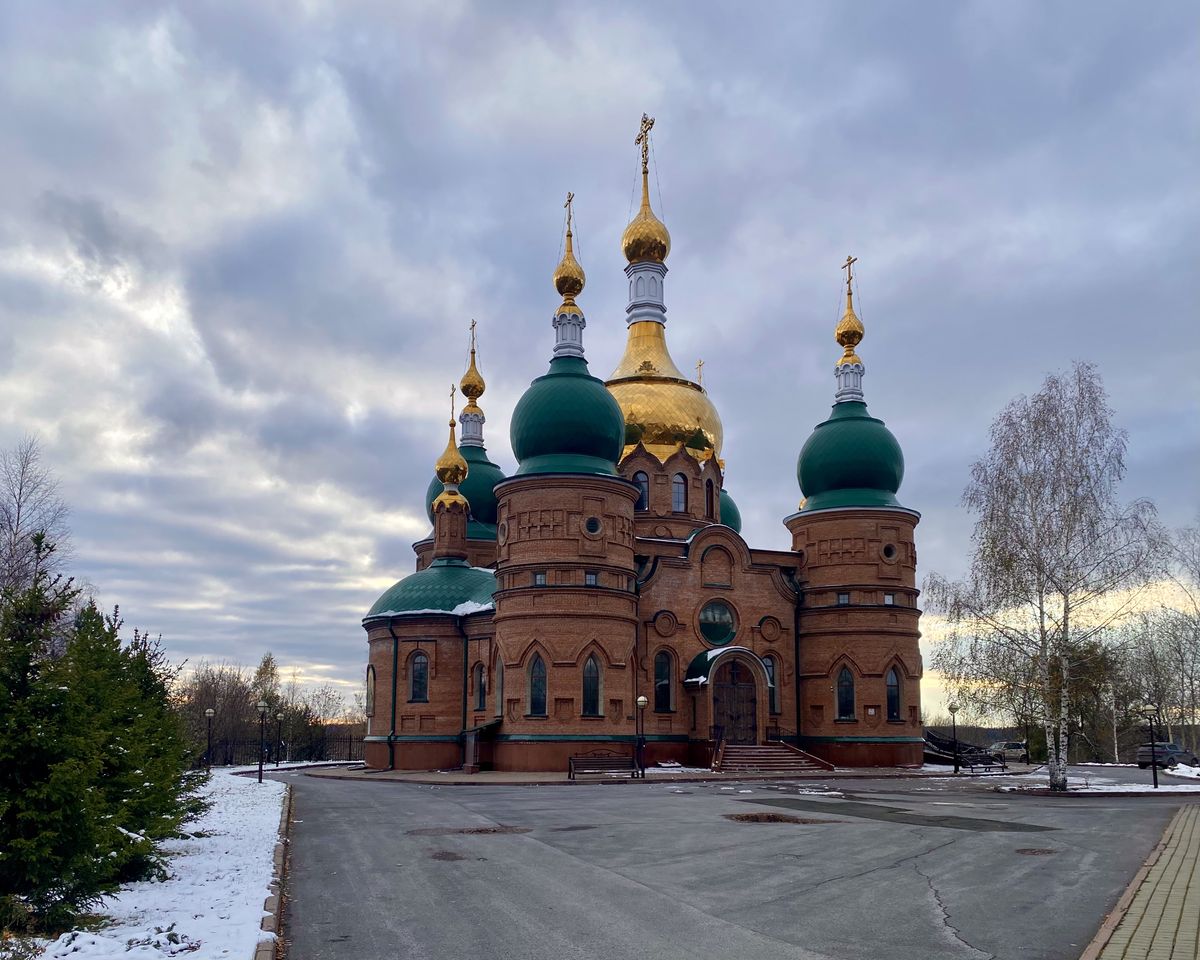 Церковь Иоанна Кронштадтского, Берёзовский (Берёзовский, город, Кемеровская область). фасады, Вид от входа на территорию храма