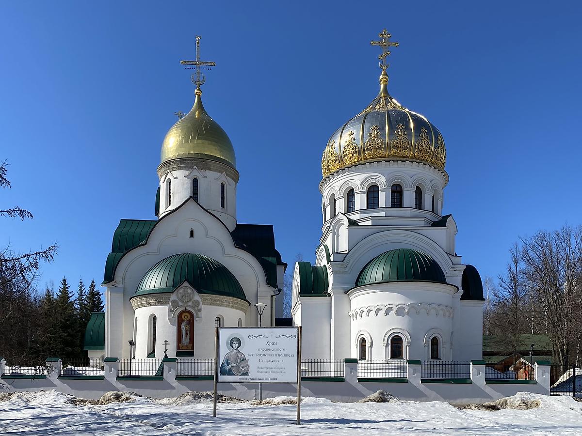 Вид с востока, справа церковь Иоанна Кронштадтского, фасады. Церковь Пантелеимона Целителя в Щербинках, Приокский район (Нижний Новгород, город, Нижегородская область)