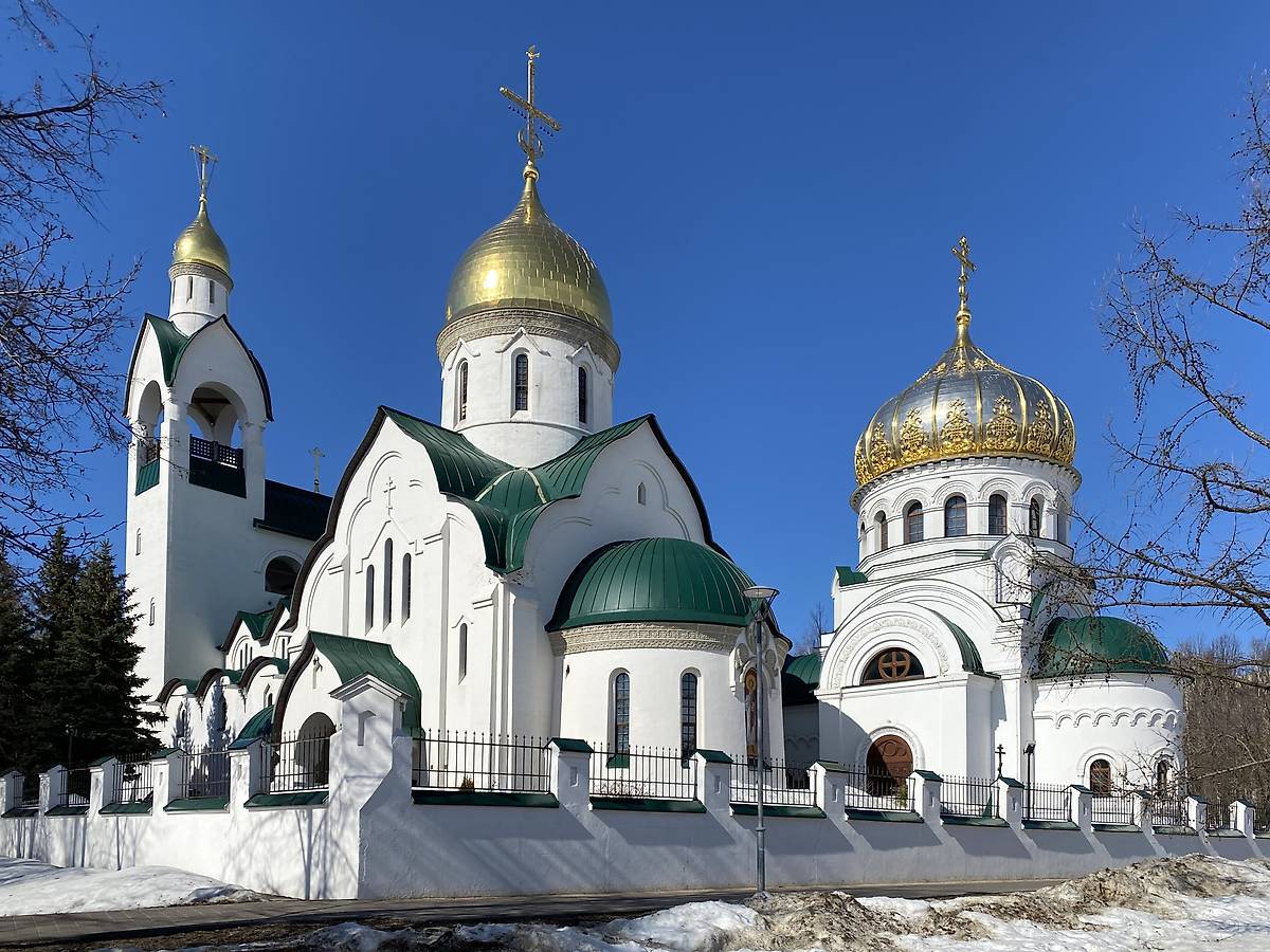 Вид с юго-востока, справа церковь Иоанна Кронштадтского, фасады. Церковь Пантелеимона Целителя в Щербинках, Приокский район (Нижний Новгород, город, Нижегородская область)