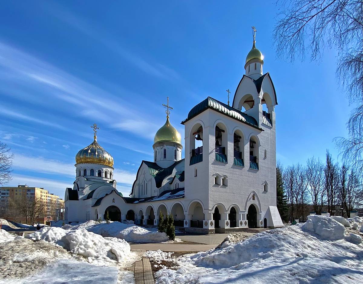 Вид с северо-запада, слева церковь Иоанна Кронштадтского, фасады. Церковь Пантелеимона Целителя в Щербинках, Приокский район (Нижний Новгород, город, Нижегородская область)