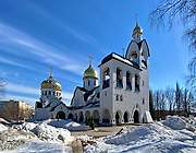 Церковь Пантелеимона Целителя в Щербинках, Вид с северо-запада, слева церковь Иоанна Кронштадтского, Нижний Новгород, Нижний Новгород, город, Нижегородская область