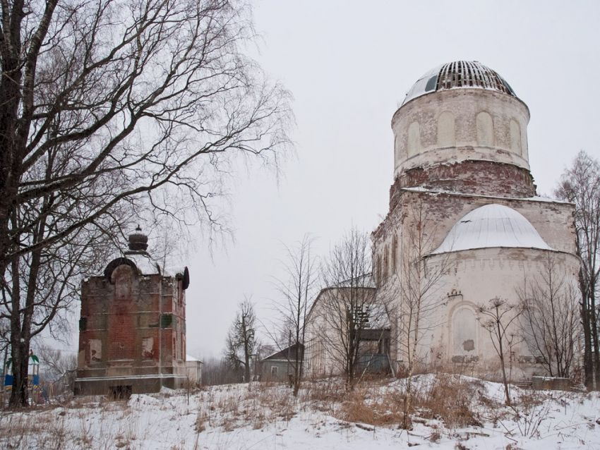 Лукино. Церковь Троицы Живоначальной. общий вид в ландшафте