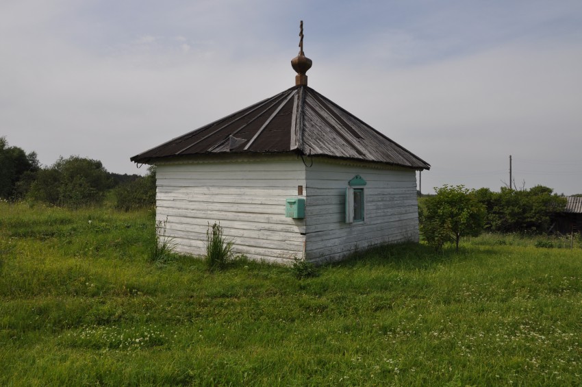 Часовня Иоанна Предтечи (Иоанна Богослова?), Кривцовская (Усть-Топса) (Красноборский район, Архангельская область). общий вид в ландшафте, Вид с северо-востока