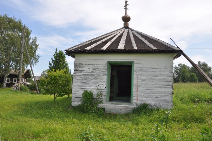 Кривцовская (Усть-Топса). Часовня Иоанна Предтечи (Иоанна Богослова?). общий вид в ландшафте, Вид с запада