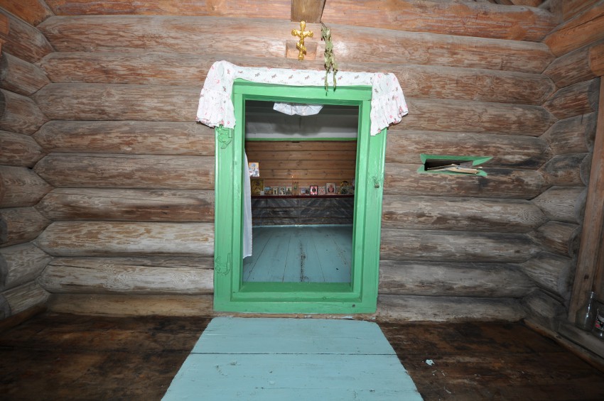 Часовня Иоанна Предтечи (Иоанна Богослова?), Кривцовская (Усть-Топса) (Красноборский район, Архангельская область). интерьер и убранство, Паперть