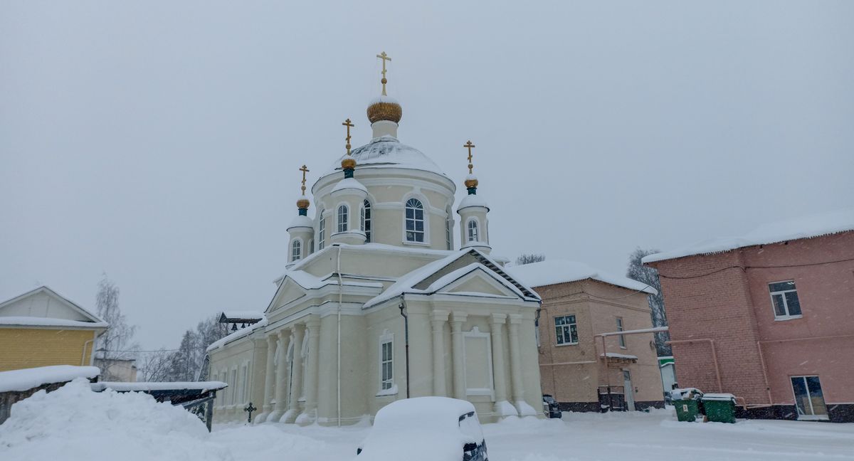 общий вид в ландшафте. Церковь Трёх Святителей, Урень (Уренский район, Нижегородская область)