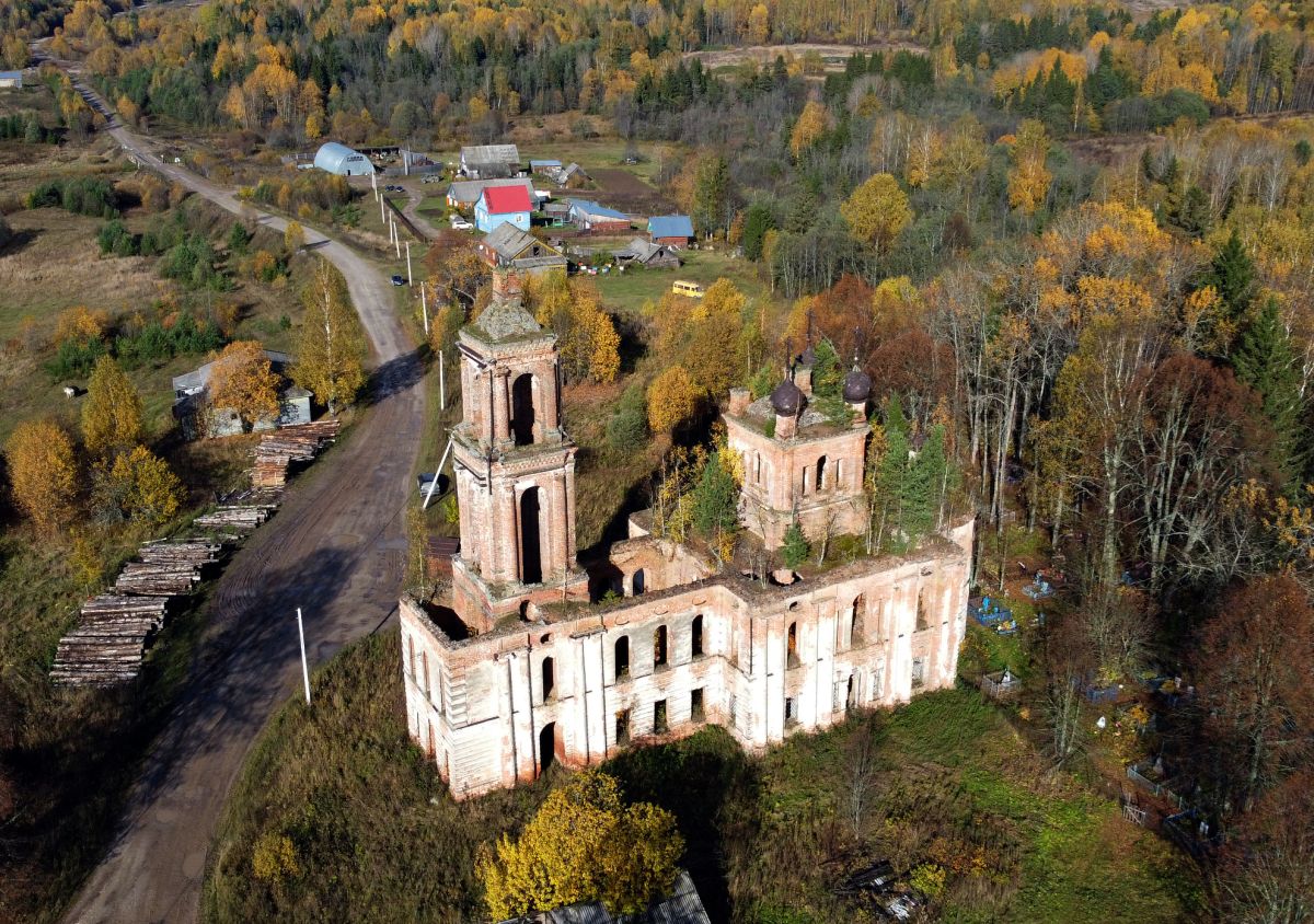 Муравьище. Церковь Воскресения Христова. общий вид в ландшафте