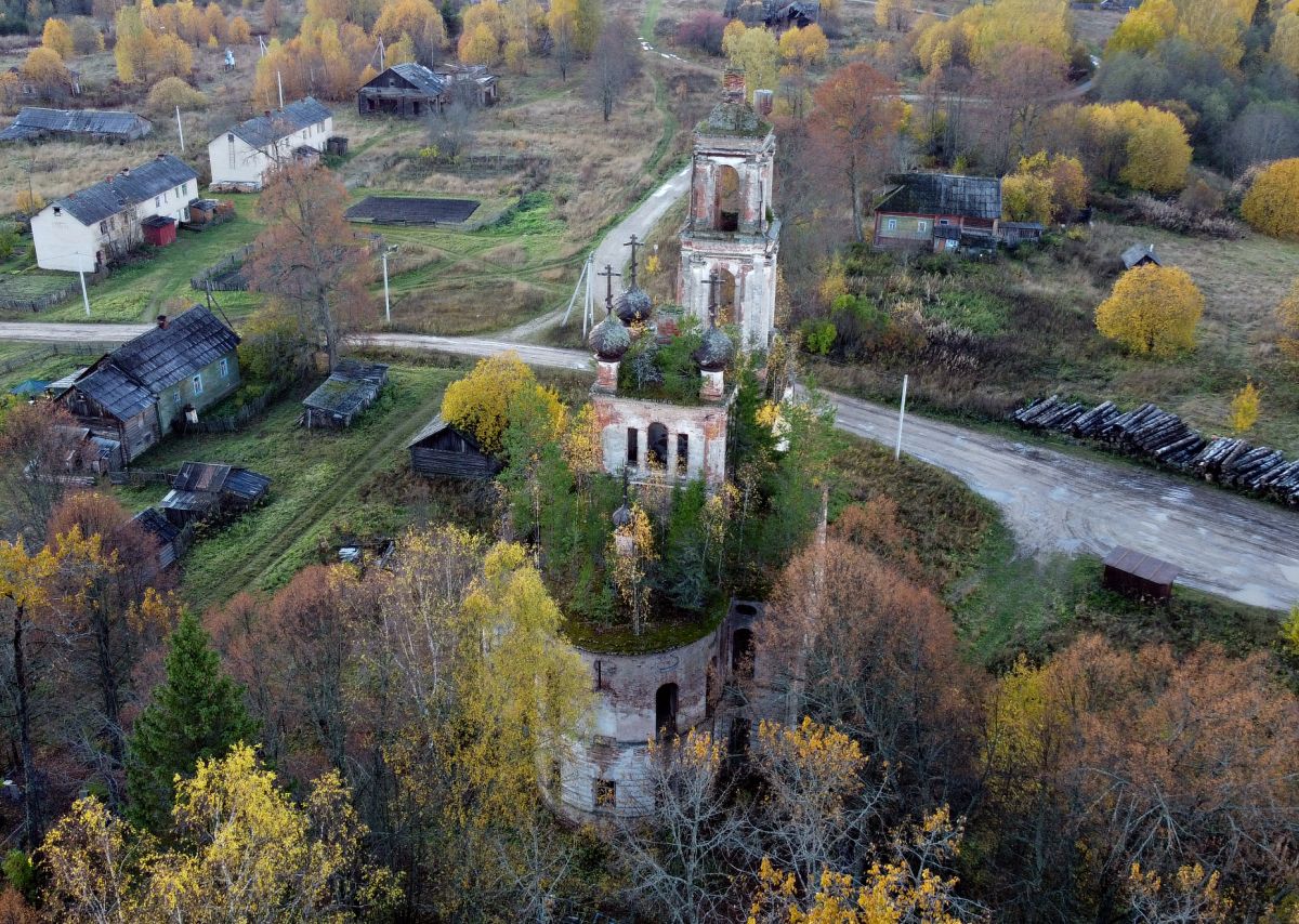 Муравьище. Церковь Воскресения Христова. общий вид в ландшафте