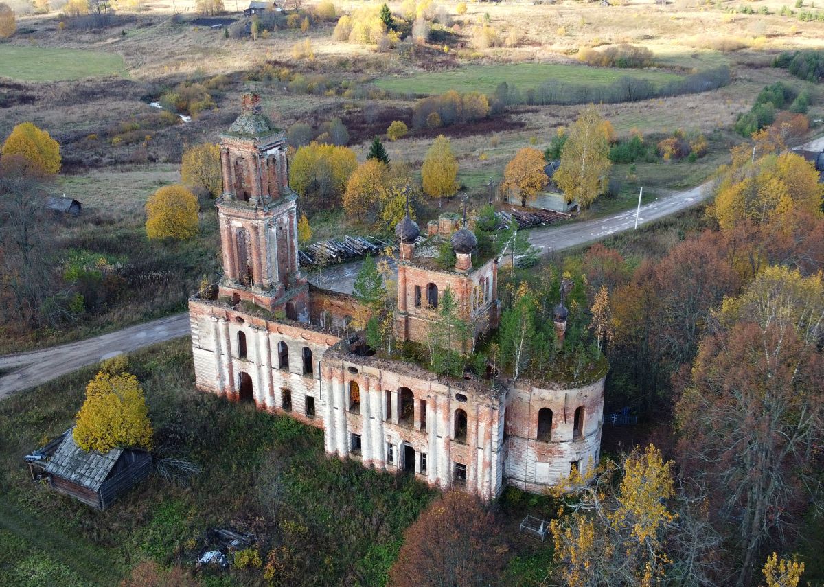 Муравьище. Церковь Воскресения Христова. общий вид в ландшафте